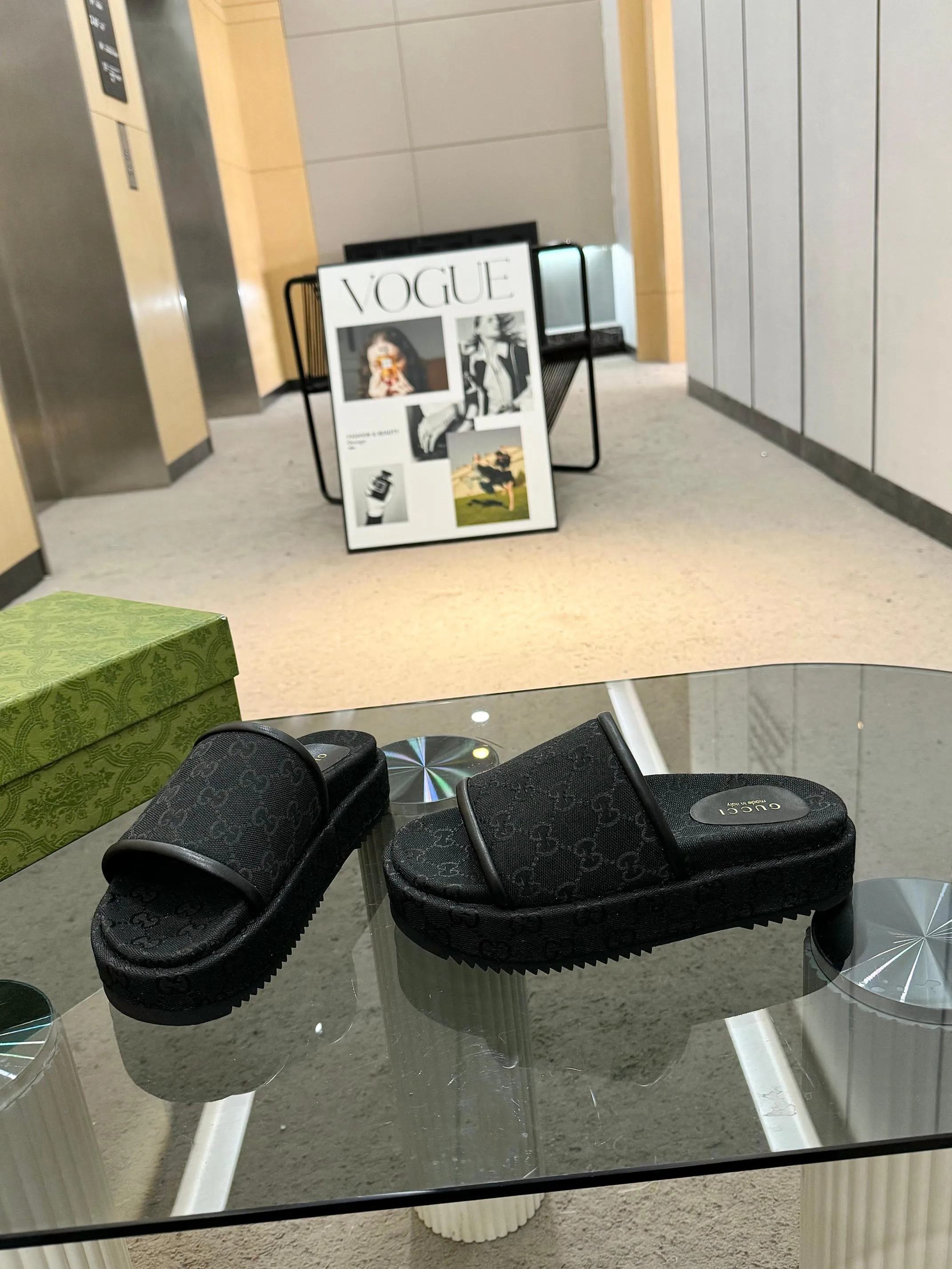 👟👟Ex-factory price 440👟👟 Gucci’s latest limited edition thick-soled slippers. Top quality for sale. Purchase genuine product for development. The material and workmanship are consistent with the original. Upper: original special printing process. Lining: dyed sheepskin. Outsole: Italian private model outsole. Size: 35-43M standard size. 41, 42, 43 are also customized and cannot be returned. Sole thickness: 5.5cm. Forefoot 4cm.